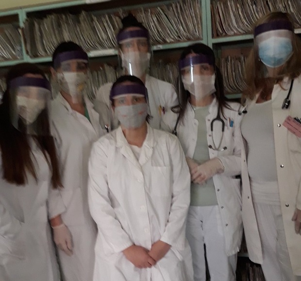 Праве и деле „визир маске“: До сада медицинарима уручено више од 10.000 комада 